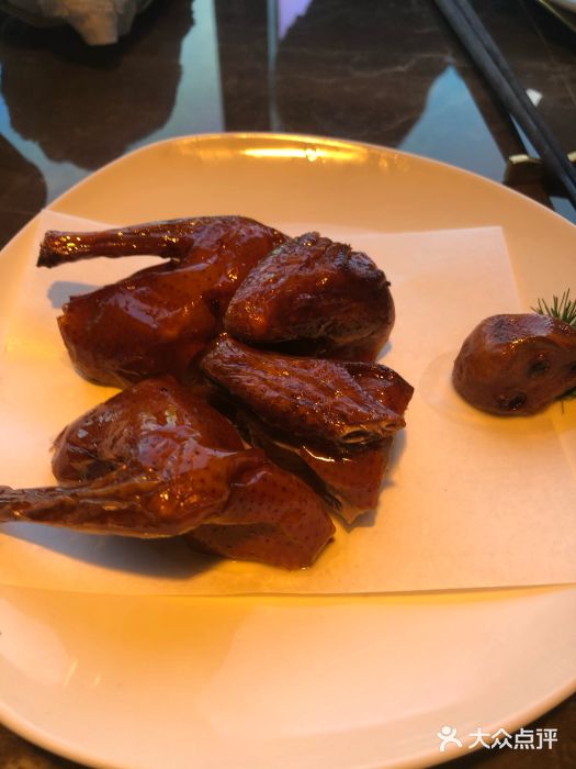 新荣记(BFC外滩金融中心店)脆皮乳鸽图片