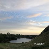 下山的路比较平缓，面朝着荷里路德宫，晓霞掩映湖泊