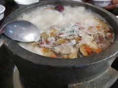 松茸炖石锅鸡-绿色墨脱石锅城