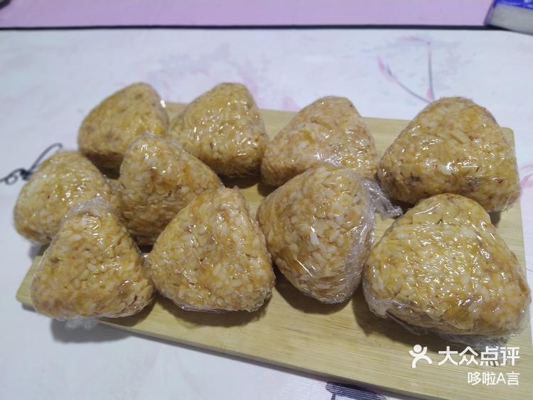 辣白菜金枪鱼饭团