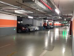 -绿地缤纷城-停车场