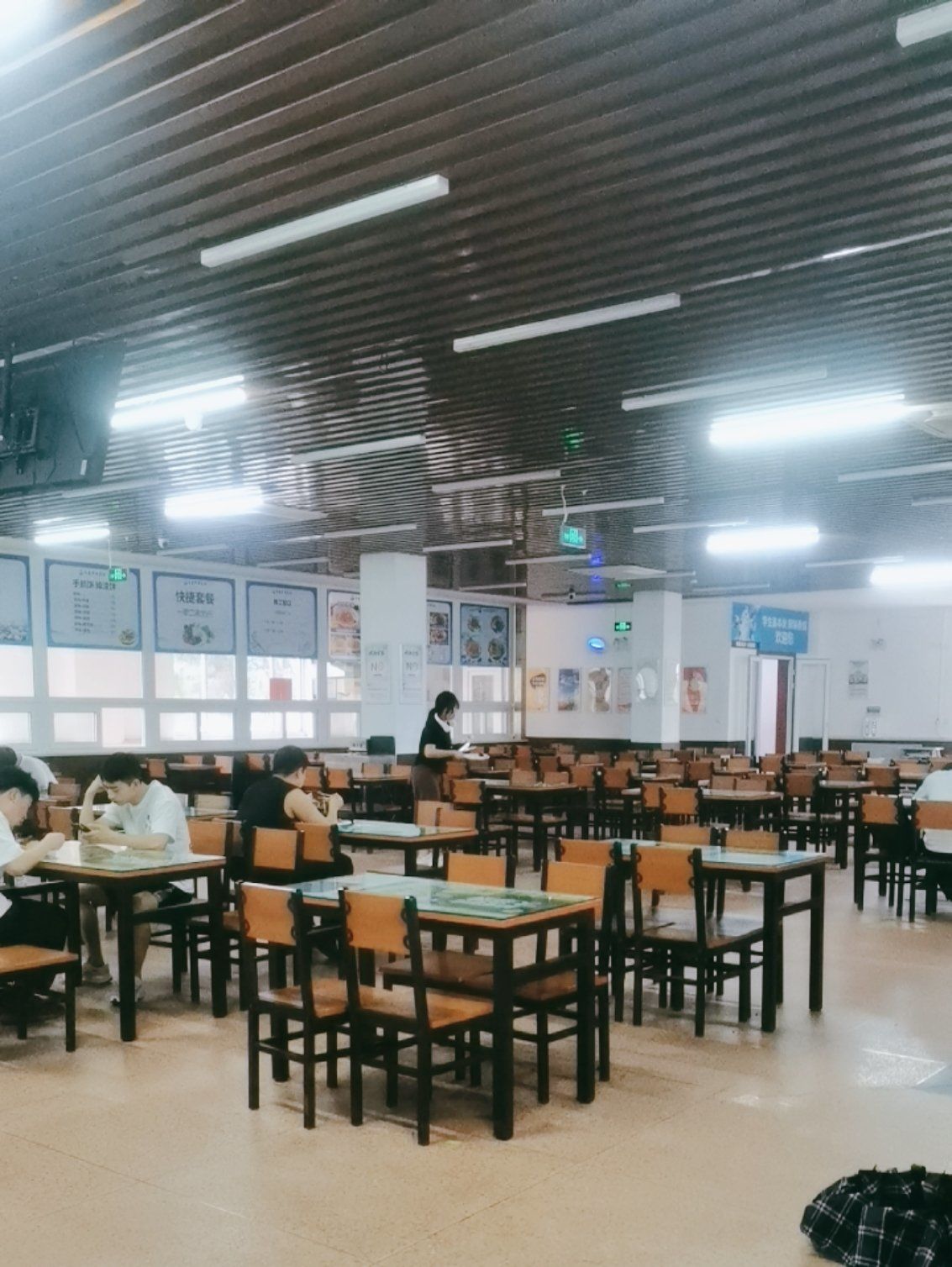 来学校食堂吃饭了