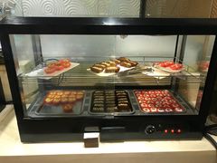 面包甜点陈列柜-阪尚皇·原切牛排·烤肉火锅自助(北京路店)