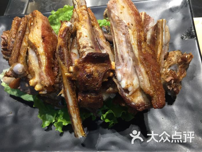 蒙古巴彦部落餐厅烤羊排图片 - 第1张