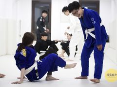 -菠萝格斗巴西柔术训练馆