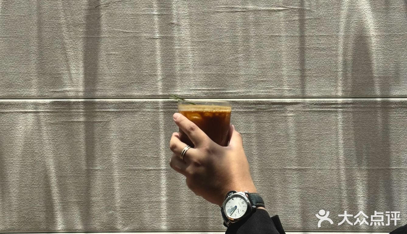 金鱼如悬在空中的吻，流影與光煥蔓延成詩。