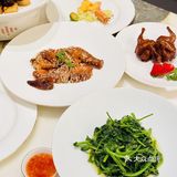 脆皮乳鸽：脆皮乳鸽是宴庭苑的招牌菜之一