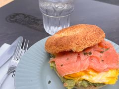 三文鱼滑蛋牛油果贝果-ommo cafe(半岛城邦店)