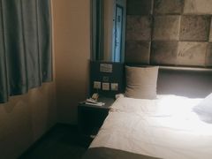 -Zsmart智尚酒店(上海轻纺市场定边路地铁站店)