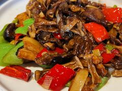 黑猪肉炒野生黑蘑菇-王村姑老土炕莜面村(桥东店)