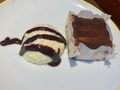 提拉米苏蛋糕配香草冰激凌-萨莉亚意式餐厅(杭州滨江天街店)