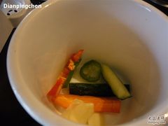 生菜底下的萝卜与瓜条-权金城