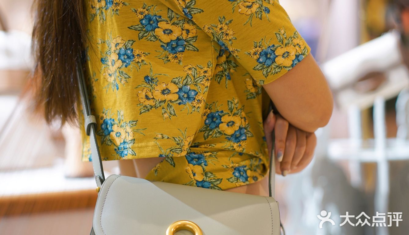 店员小姐姐介绍说是爱马仕菜篮子的同款皮质