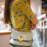 店员小姐姐介绍说是爱马仕菜篮子的同款皮质