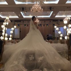 -觅白婚纱礼服馆