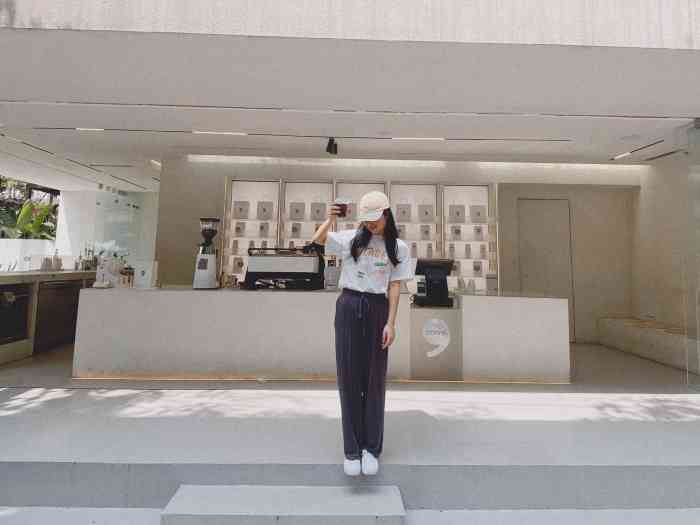 comma coffee(东郊记忆店)-"很好找 西大门水池旁边 白白一大片很明显