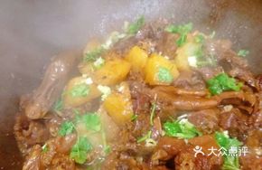Stewed Goose in Iron Pot (with Potato and Noodle Side)