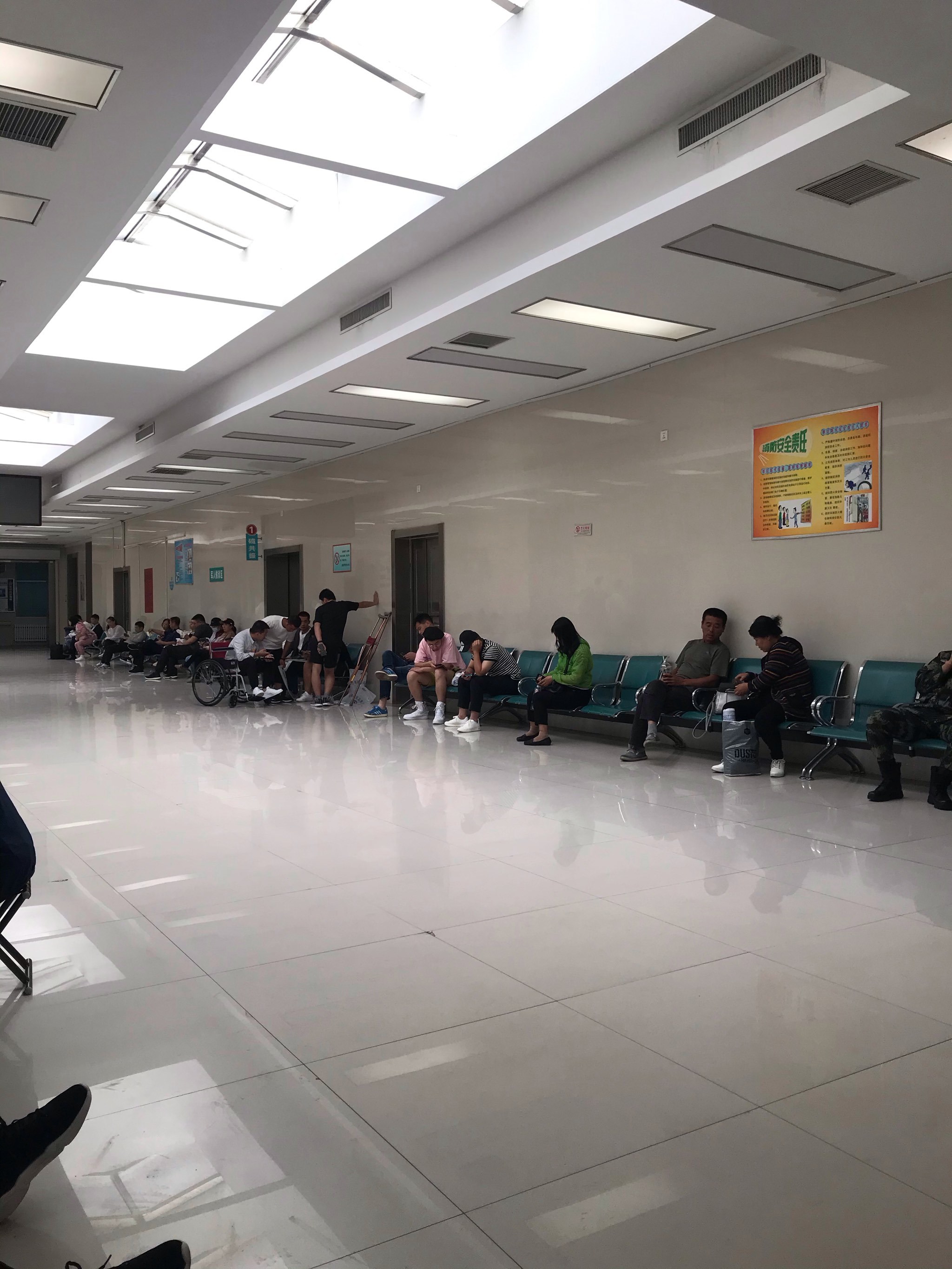 包含中国人民解放军第四陆军医院黄牛排队挂号，的词条