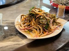 圆葱拌小鱼干-宏源鑫海鲜餐厅·海景婚宴厅(石老人店)