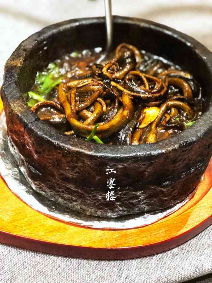 熙南里的牌坊走到尽头的左手边就是如果开车地下停车场的入口在王品