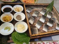 -围炉肉舍•炭烤活鳗•丹东海鲜烤肉(步行街店)