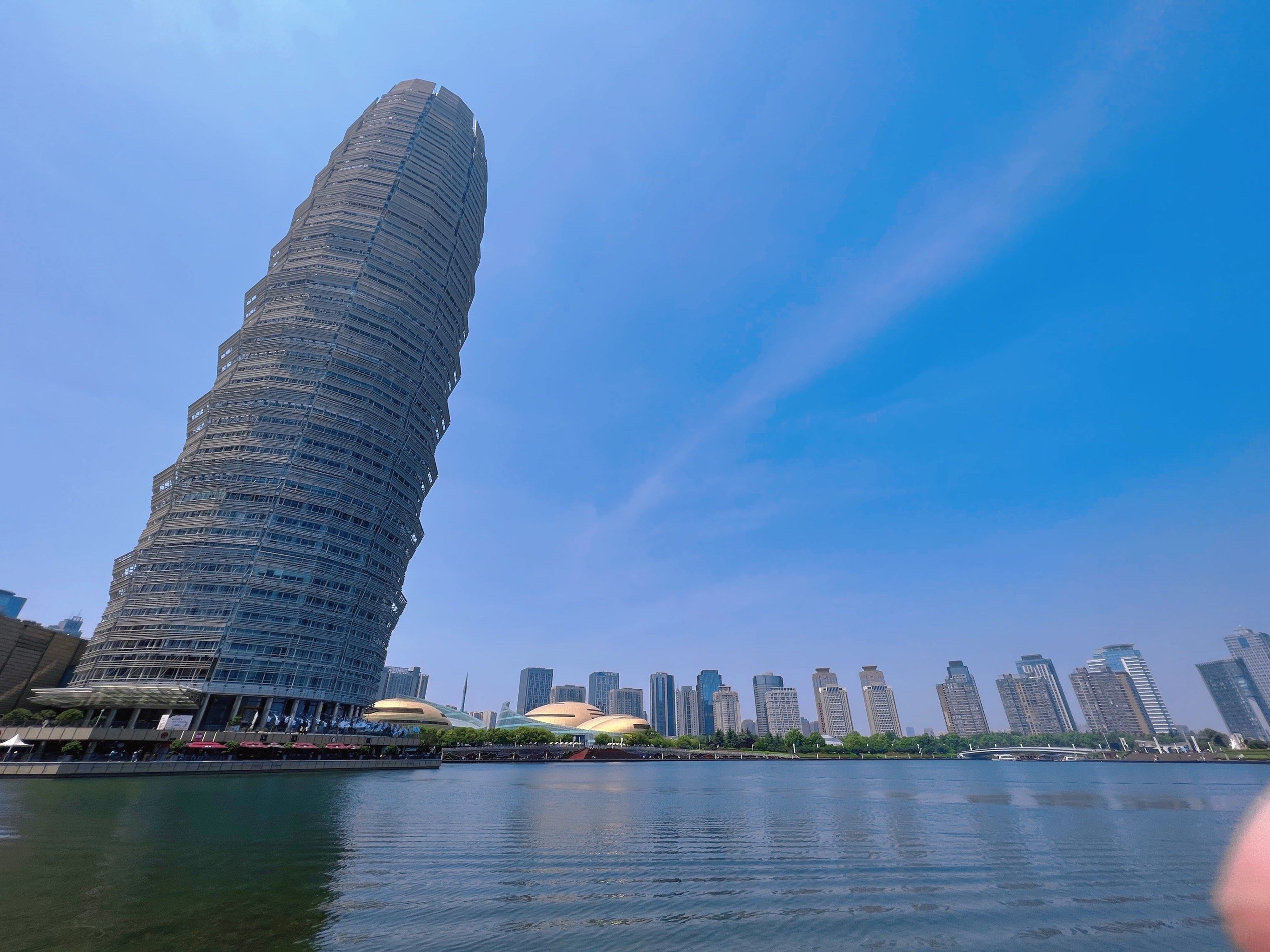 咋把大玉米楼拍的这么斜呢