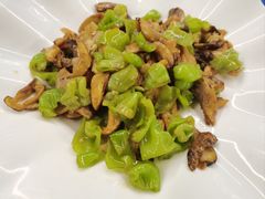 皱皮椒炒干巴菌-蔼若春.传承三十年云南菜(金碧公园店)