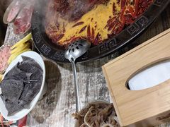 -渝嘴小老弟老火锅(华新村店)