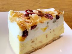 坚果派对风味酸奶慕斯蛋糕-星巴克(洛阳中州路王府井店)