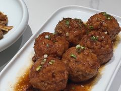 鸭蛋黄狮子头-梅飞酒家(名辉豪庭店)