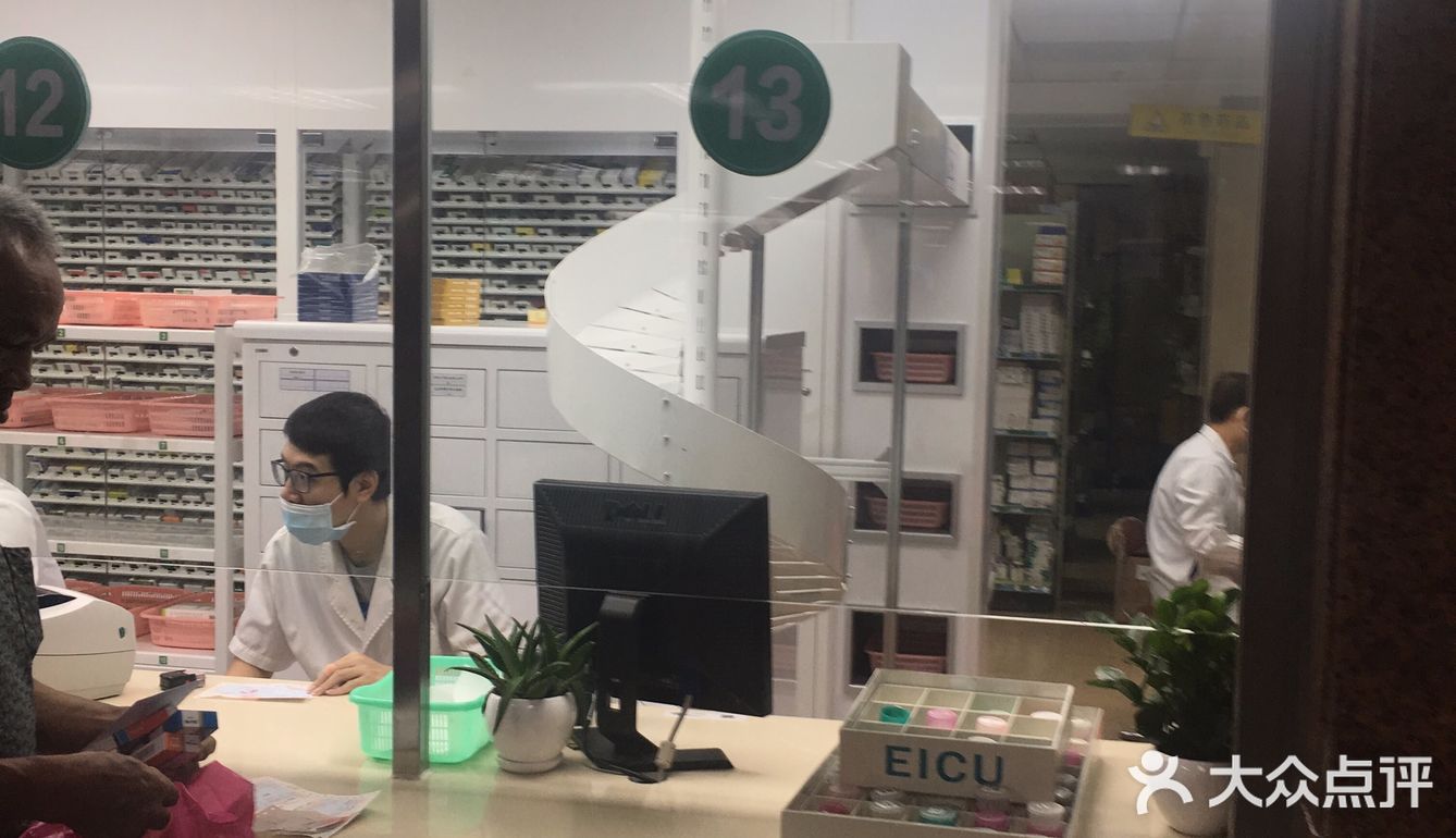 全自动控制系统啦，缴费后走过去就可以拿药啦