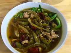 酸菜肉丝米线-越洋肖氏老米线(杨家坪店)