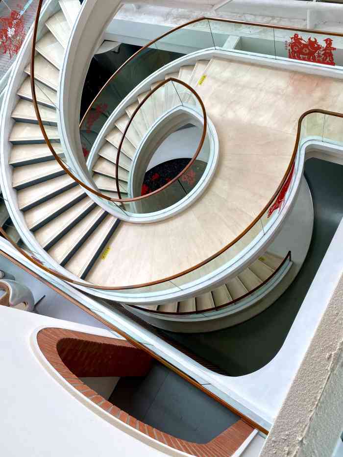 抱朴美术馆-"被海螺状旋转楼梯吸引的好奇,打卡了这个人.