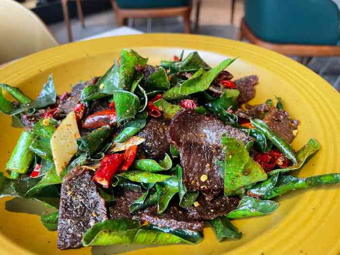 半山腰(侨福芳草地店)-"看往生到想吃遗忘已久的云南菜了.打了花.