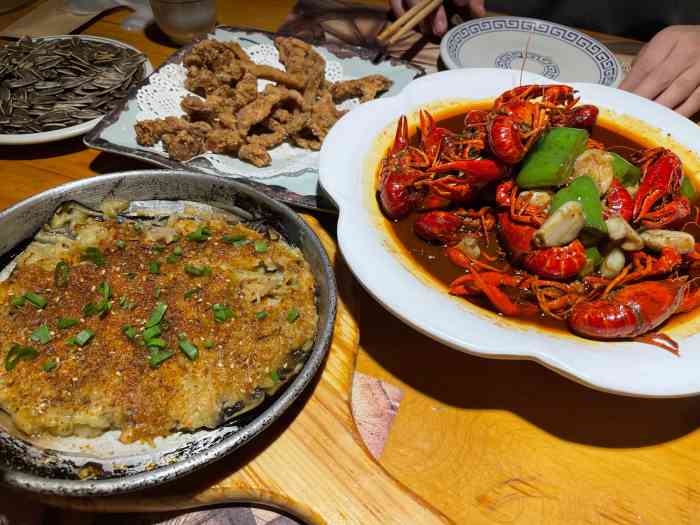 很好吃,不是夏天了,龙虾还是超级新鲜,赞一个 店里的歌单好怀旧,吃饭