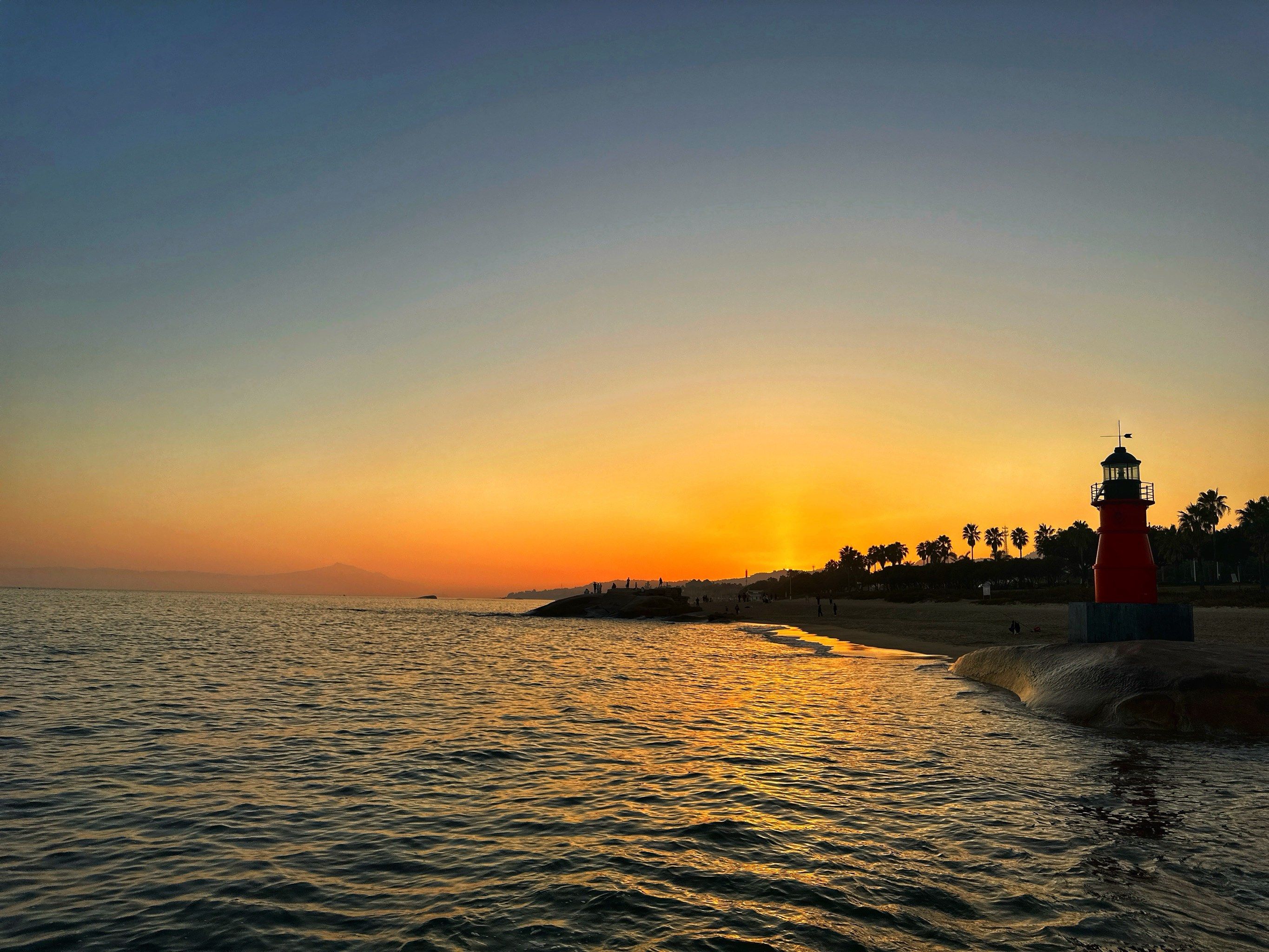 厦门海滩椰风寨的日落