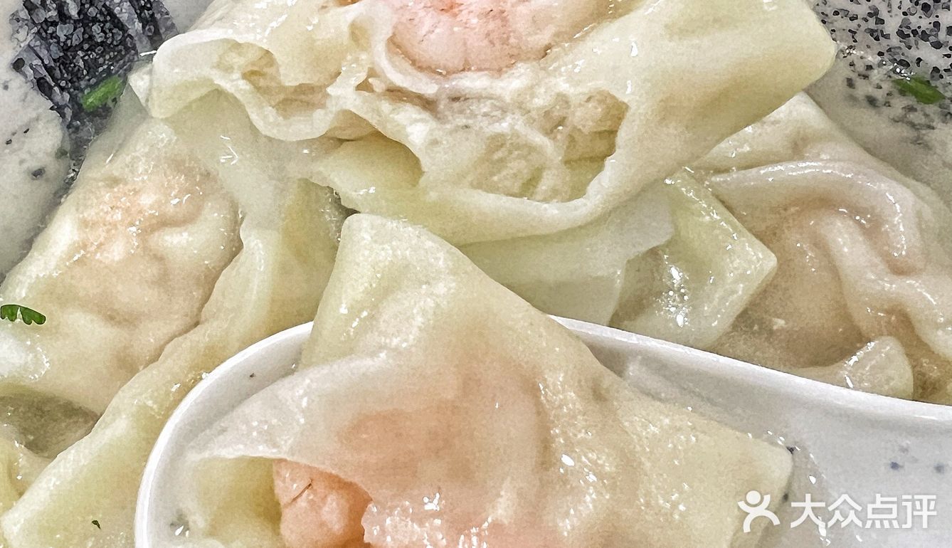 寒冷的冬季一碗热气腾腾的馄饨太对胃口了