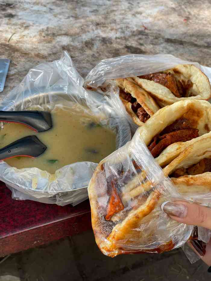 王虎子大饼-"早上6点开始营业,位于居民楼的一家超级火.