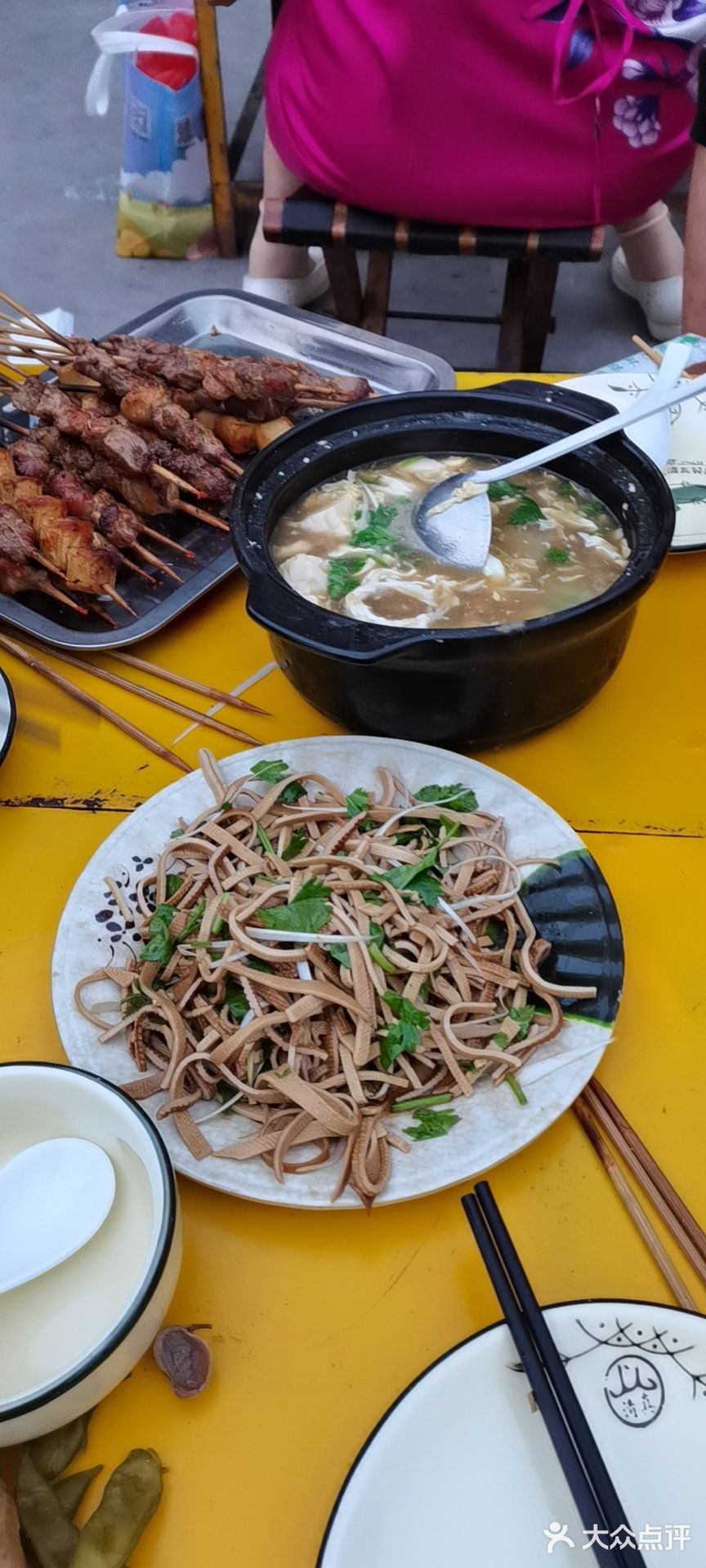 七夕节，我们和朋友一起来到一家烧烤店