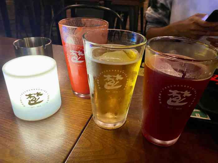 楚门酒吧(白堤路店)-"环境很不错,酒也很好喝,还有一只猫,吃的.