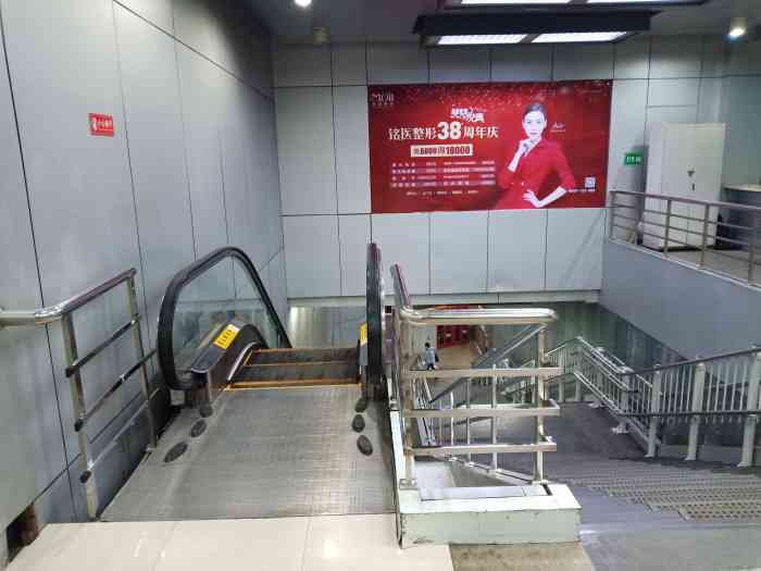 南湖大路地铁站-"轻轨列车从首站出发始终与铁路并行,与铁路.