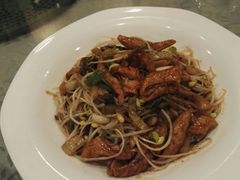 大豆芽酸菜炒猪肠-六婶西关小厨(光塔路店)