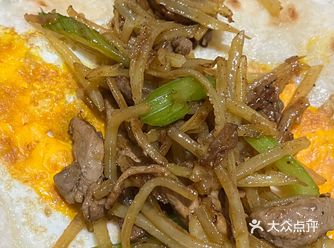 爸爸最喜欢做的菜就是煎饼卷菜，菜是土豆丝炒肉丝
