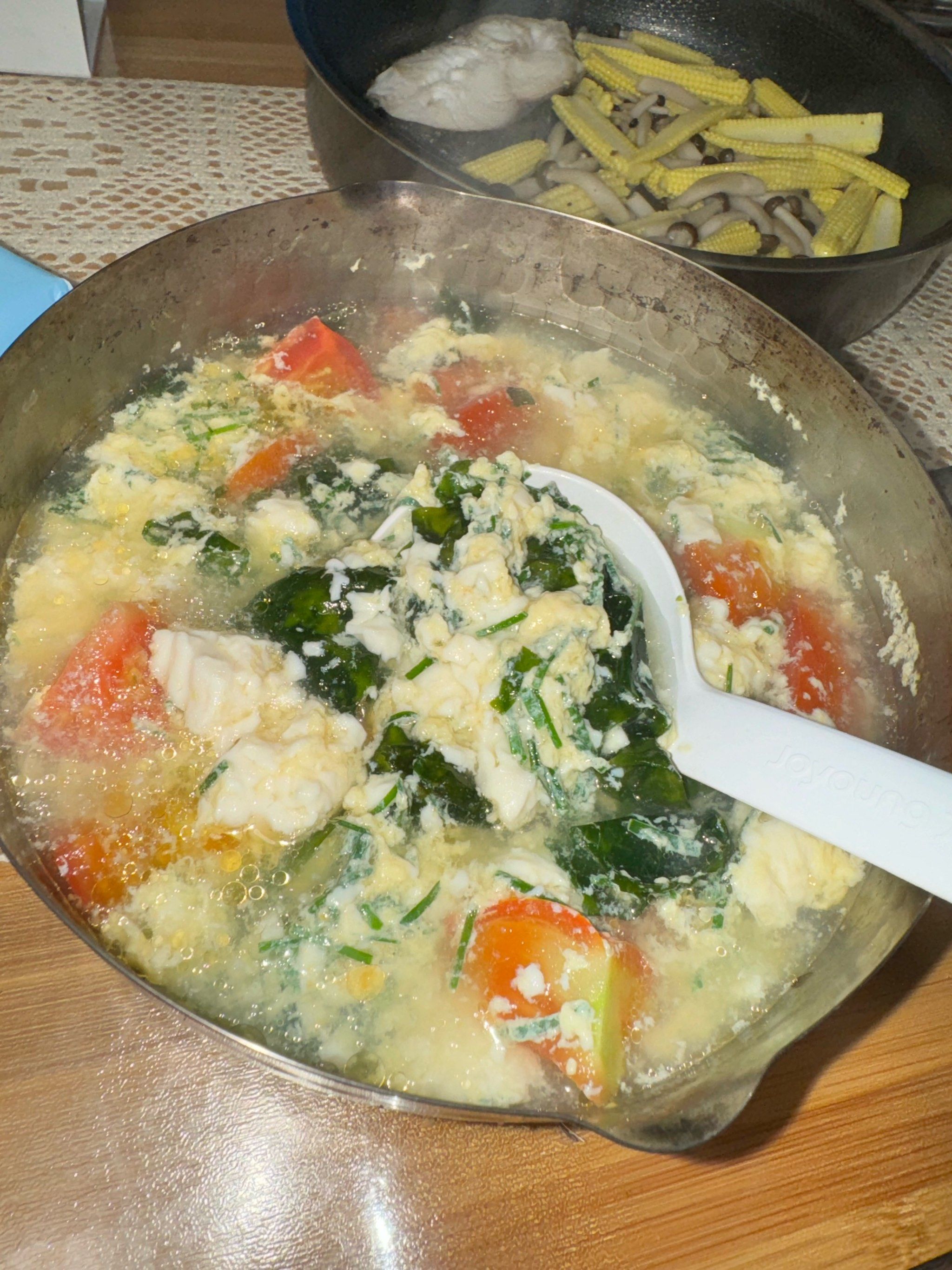 玉米笋和白玉菇是叮咚买菜送上门的,鳕鱼块是山姆买的,都是一锅出平底