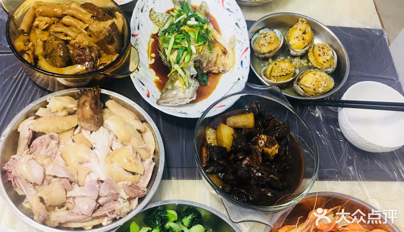 过年了~ 广州人总少不了一整只鸡~ 今晚还有花胶