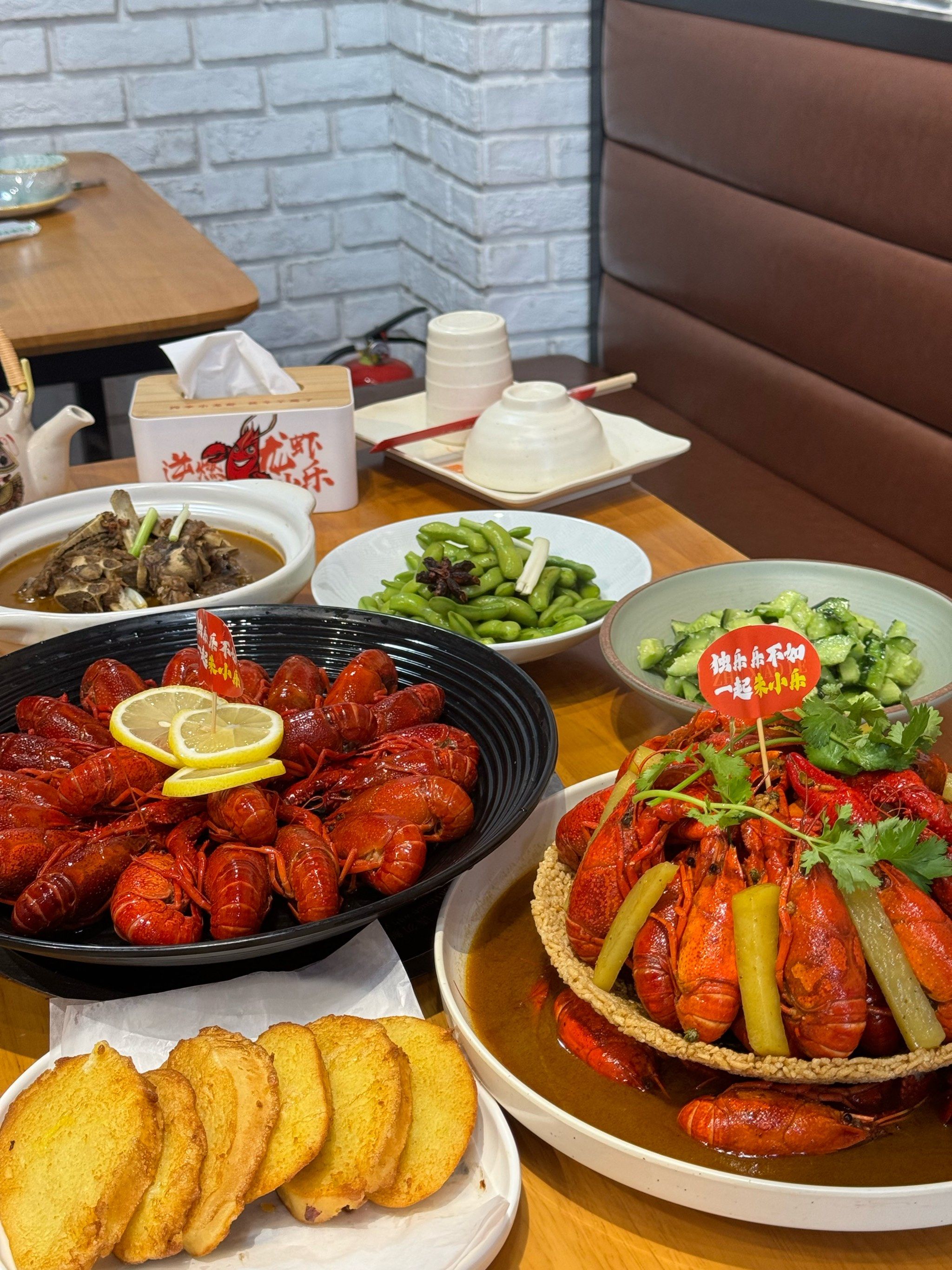 吃龙虾首选朱小乐.品质口味都在线