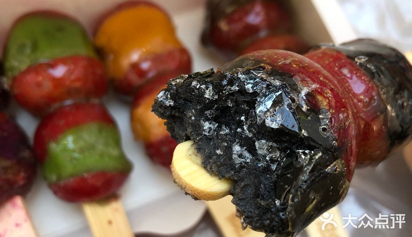 来王府井逛街必买的夹心冰糖葫芦！