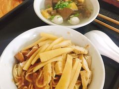 -松树干拌面店