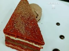红丝绒蛋糕配巧克力冰淇淋-WOLFGANG PUCK KITCHEN & BAR(迪士尼小镇店)