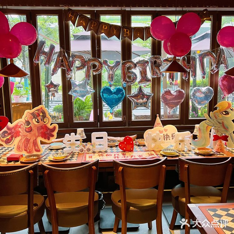 氛围感创意小酒馆